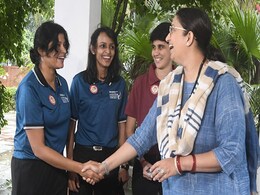 स्मृति ईरानी ने लीजेंड्स लीग क्रिकेट की ‘सभी महिला मैच आधिकारी’ पहल की सराहना की स्मृति ईरानी ने लीजेंड्स लीग क्रिकेट की ‘सभी महिला मैच आधिकारी’ पहल की सराहना की