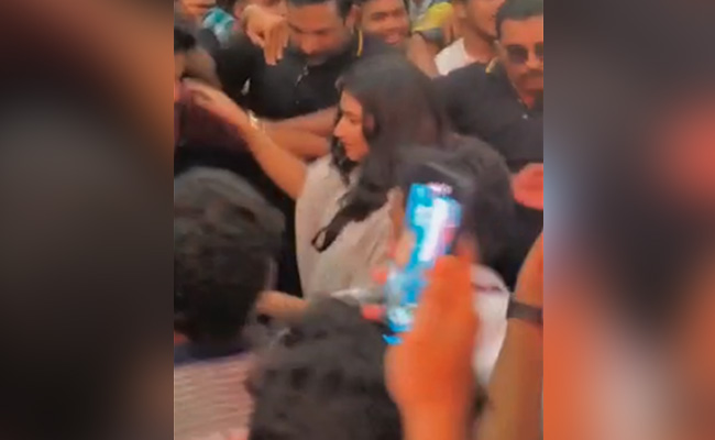 केरल के मॉल में अभिनेत्री से छेड़खानी का वीडियो आया सामने, जांच होगी