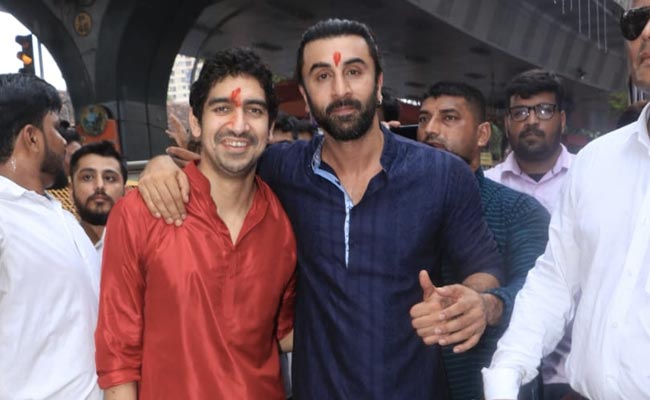 Ahead of <i>Brahmastra</i> Release, Ranbir Kapoor And Ayan Mukerji Visit Lalbaugcha Raja