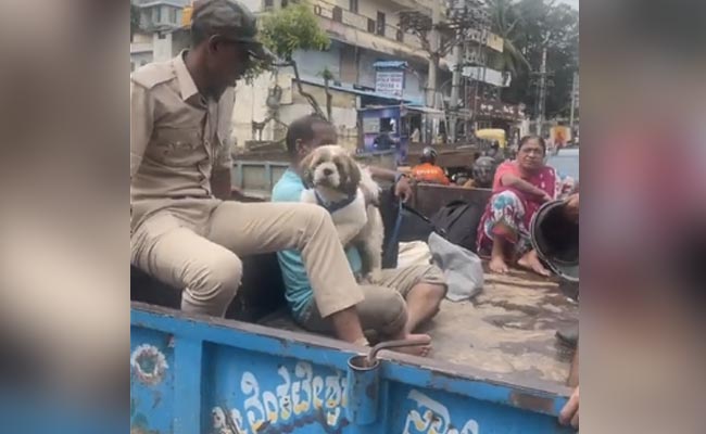 "स्थिति खराब है": बेंगलुरु में बाढ़ के बीच CEO के परिवार को ट्रेक्टर से किया गया रेस्क्यू