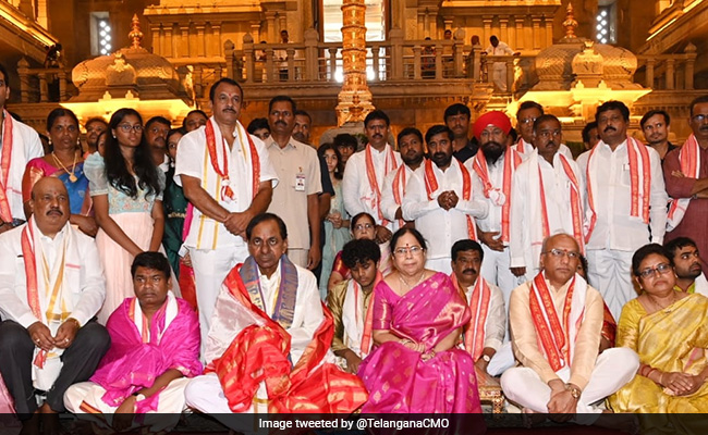 Telangana Chief Minister KCR Visits Temple, Presents Cheque For 1 Kg Gold