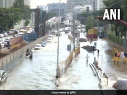 बेंगलुरु में भारी बारिश के कारण शहर के कई इलाके तालाब में तब्दील, देखें- VIDEO बेंगलुरु में भारी बारिश के कारण शहर के कई इलाके तालाब में तब्दील, देखें- VIDEO