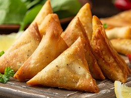 Samosa To Ghee: भारत में मिलने वाले ये 5 फूड्स Abroad में हैं बैन, लिस्ट में केचप, घी और समोसा शामिल...