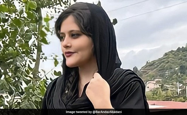ईरान में हिजाब को लेकर 'मोरल पुलिस' के गिरफ्तार करने के कुछ दिन बाद 22 साल की युवती की मौत
