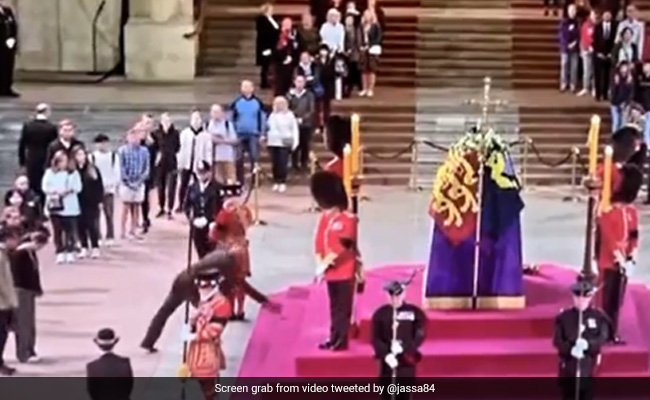 Watch: Man's Unique Way To Pay Tribute To Queen Elizabeth Catches Internet's Attention