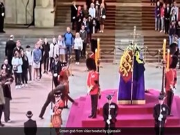Watch: Man's Unique Way To Pay Tribute To Queen Elizabeth Catches Internet's Attention Watch: Man's Unique Way To Pay Tribute To Queen Elizabeth Catches Internet's Attention