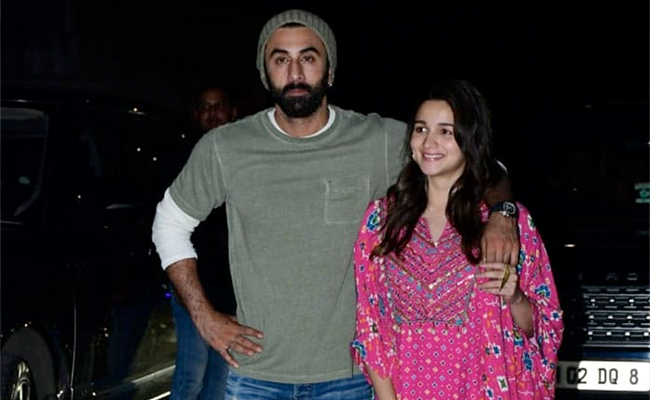 Viral: Alia Bhatt Pulling Ranbir Kapoor Closer For Pics Is "Too Cute," Per The Internet