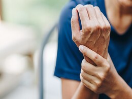 Vitamin B12 की कमी से शरीर पर दिखने लगते हैं ये 5 लक्षण, वक्त रहते पहचानना है समझदारी  Vitamin B12 की कमी से शरीर पर दिखने लगते हैं ये 5 लक्षण, वक्त रहते पहचानना है समझदारी