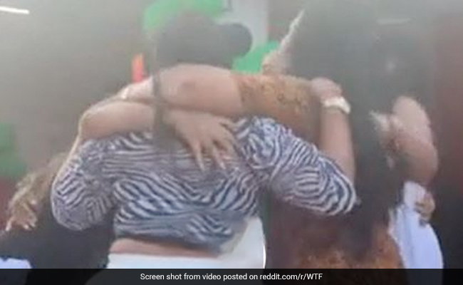 Viral Video : ऐसी नाचीं लड़कियां कि फट गई ज़मीन...बन गया गड्ढा...और फिर...