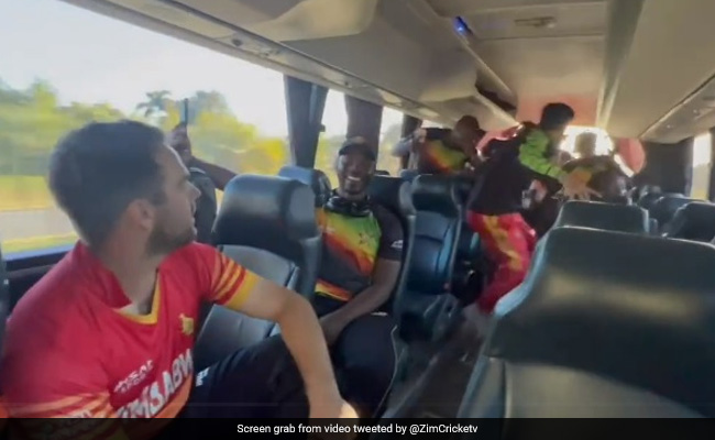 ऐतिहासिक जीत की खुशी मनाते नहीं थक रहे जिम्बाब्वे खिलाड़ी, टीम बस में हैरत भरे अंदाज में जश्न मनाकर लूट रहे महफिल- Video