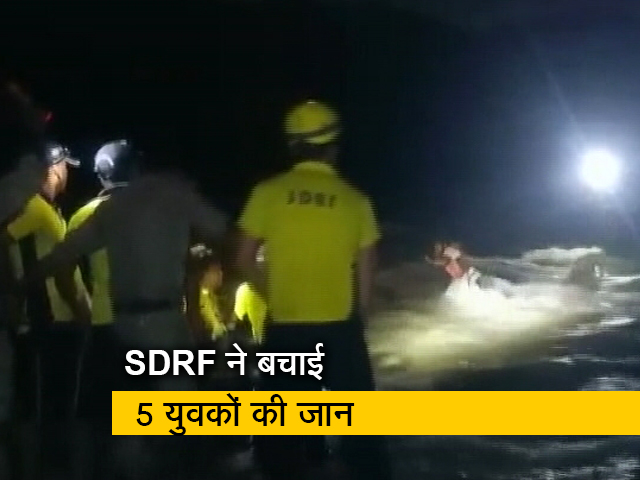 देहरादून में नदी के तेज बहाव में फंसे 5 युवकों को किया गया रेस्क्यू