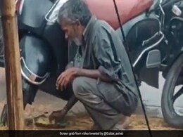 तेज़ बारिश में भीगते हुए सड़क किनारे बैठकर खाना खा रहा था शख्स, Video देख आंख में आ जाएंगे आंसू तेज़ बारिश में भीगते हुए सड़क किनारे बैठकर खाना खा रहा था शख्स, Video देख आंख में आ जाएंगे आंसू