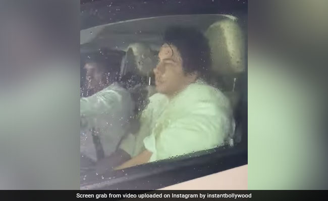 तेज बारिश में दोस्त से मिलने पहुंचे आर्यन खान, फैन्स बोले- भइया इतना गुस्सा क्यों हो जरा मुस्कुरा लिया करो... 