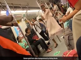 Video Of Girl Dancing Inside Crowded Delhi Metro Coach Takes Internet By Storm Video Of Girl Dancing Inside Crowded Delhi Metro Coach Takes Internet By Storm
