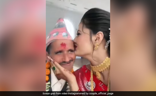 दूल्हा-दुल्हन की जोड़ी देख लोगों के उड़ गए होश, बोले- पक्का इसने 16 सोमवार के व्रत रखे होंगे...