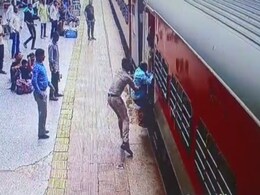 सिपाही ने सुपरफास्ट ट्रेन से गिर रहे एक यात्री की बचाई जान, वीडियो देख लोगों ने कहा भगवान! सिपाही ने सुपरफास्ट ट्रेन से गिर रहे एक यात्री की बचाई जान, वीडियो देख लोगों ने कहा भगवान!