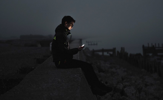 Blue Light From Smartphones, Computer Screens May Accelerate Ageing Process: Study