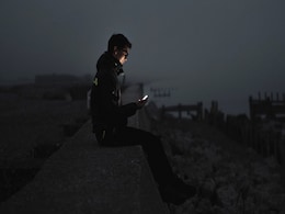 Blue Light From Smartphones, Computer Screens May Accelerate Ageing Process: Study Blue Light From Smartphones, Computer Screens May Accelerate Ageing Process: Study