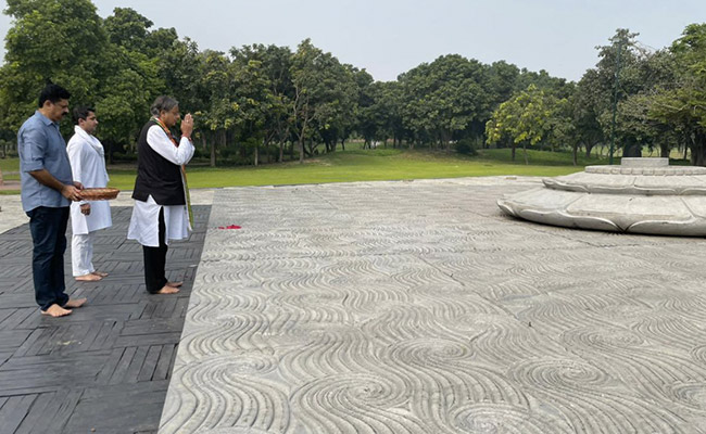 कांग्रेस अध्यक्ष चुनाव: नामांकन दाखिल करने से पहले शशि थरूर पहुंचे राजीव गांधी स्मारक