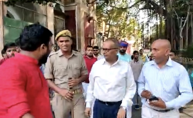 Video: Allahabad University Students Heckle Chief Proctor Over Fee Hike