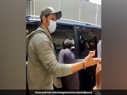 VIDEO: फैन की इस हरकत को देख गुस्से से तिलमिलाए ऋतिक रोशन, फिर यूं किया खुद को कंट्रोल, लोग कर रहे तारीफ VIDEO: फैन की इस हरकत को देख गुस्से से तिलमिलाए ऋतिक रोशन, फिर यूं किया खुद को कंट्रोल, लोग कर रहे तारीफ
