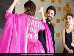 Brahmastra के प्रमोशन के दौरान छाईं आलिया भट्ट, सूट पर लिखाया कुछ ऐसा जिसे देख इम्प्रेस हुए फैन्स  Brahmastra के प्रमोशन के दौरान छाईं आलिया भट्ट, सूट पर लिखाया कुछ ऐसा जिसे देख इम्प्रेस हुए फैन्स