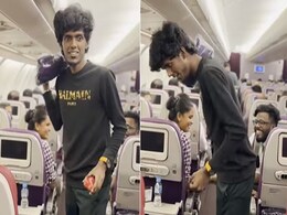 प्लेन में छिपते छिपाते अजीबोगरीब अंदाज में सामान बेचते दिखा फेरी वाला! Video हो रहा वायरल प्लेन में छिपते छिपाते अजीबोगरीब अंदाज में सामान बेचते दिखा फेरी वाला! Video हो रहा वायरल