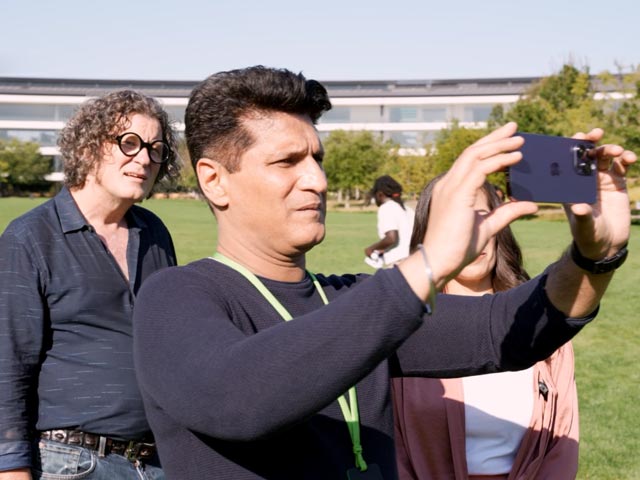 Apple Executives and Rajiv Makhni Testing iPhone 14 Pro's Camera Capabilities