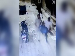 4 करोड़ की ज्वैलरी लूटने वाले 100 रुपये के पेटीएम के चक्कर में दबोचे गए, जानें पूरा मामला 4 करोड़ की ज्वैलरी लूटने वाले 100 रुपये के पेटीएम के चक्कर में दबोचे गए, जानें पूरा मामला