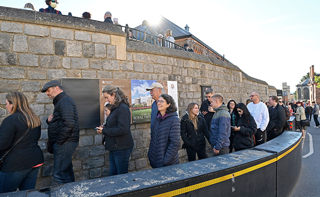Crowds Build At Windsor Castle As It Reopens After Queen Elizabeth's Death