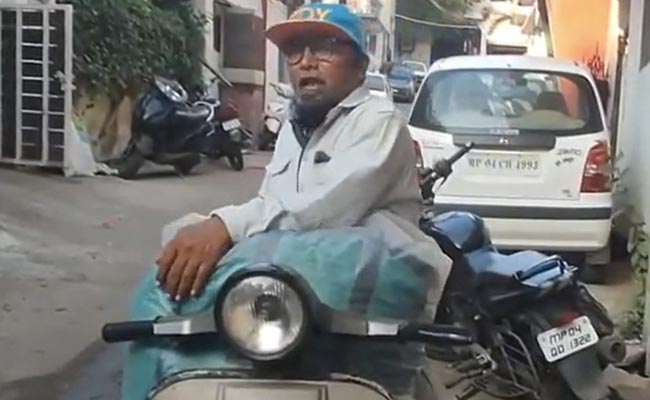 ग़ज़ब अंदाज़ में नमकीन बेच रहा है ये 'भोपाली नमकीनवाला', कच्चा बादाम भी इनके सामने फेल है