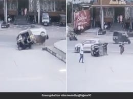 कार ने ऑटो को मारी जबरदस्त टक्कर, सामने से आ रही थी महिला, फिर जो हुआ, देखकर रूह कांप जाएगी कार ने ऑटो को मारी जबरदस्त टक्कर, सामने से आ रही थी महिला, फिर जो हुआ, देखकर रूह कांप जाएगी