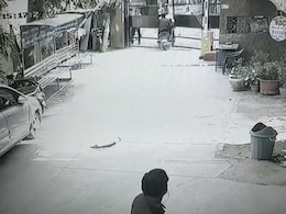 VIDEO: बाइक चोरों ने कॉलोनी से भागने की कोशिश की लेकिन गार्ड ने दिखाई मुस्तैदी VIDEO: बाइक चोरों ने कॉलोनी से भागने की कोशिश की लेकिन गार्ड ने दिखाई मुस्तैदी