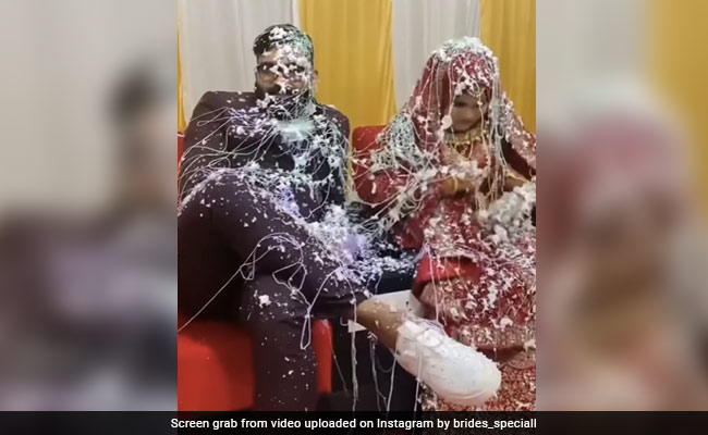 दूल्हा-दुल्हन के साथ दोस्तों ने किया घटिया मज़ाक, स्टेज पर खराब कर डाले सारे कपड़े, फिर हुआ कुछ ऐसा