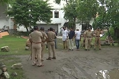 उत्तराखंड में युवती के मर्डर से आक्रोश, गुस्साए लोगों ने आरोपियों को पीटा  उत्तराखंड में युवती के मर्डर से आक्रोश, गुस्साए लोगों ने आरोपियों को पीटा