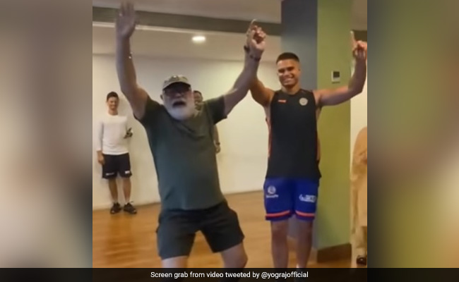 युवराज सिंह के पिता योगराज के साथ सचिन के बेटे अर्जुन तेंदुलकर ने किया भांगड़ा, जमकर नाचे दोनों- Video