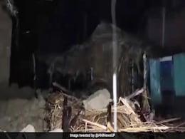 इटावा और फिरोजाबाद में मूसलाधार बारिश का कहर, अलग- अलग जगहों पर दीवार गिरने से आठ लोगों की मौत इटावा और फिरोजाबाद में मूसलाधार बारिश का कहर, अलग- अलग जगहों पर दीवार गिरने से आठ लोगों की मौत