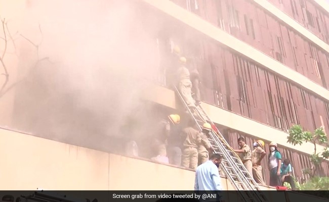 लेवाना होटल अग्निकांड : सीएम योगी आदित्यनाथ ने 19 अफसरों के खिलाफ की कार्रवाई