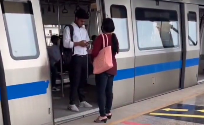 VIDEO: पलक झपकते ही मेट्रो स्टेशन पर लड़की ने लड़के के हाथ से उड़ा लिया मोबाइल