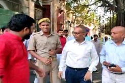 Students Try To Heckle Chief Proctor Of Allahabad University Students Try To Heckle Chief Proctor Of Allahabad University
