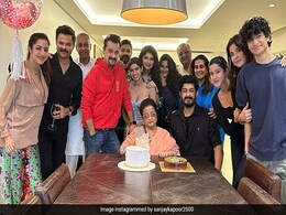 Count The Kapoors In This Grand Fam-Jam Pic: Anil-Sunita, Khushi, Shanaya And Others Count The Kapoors In This Grand Fam-Jam Pic: Anil-Sunita, Khushi, Shanaya And Others