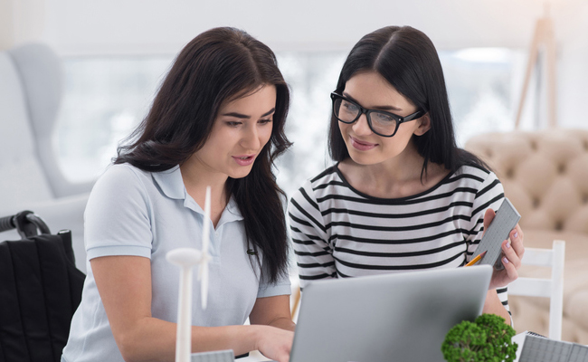 Women's Day 2023: नारी-नारी की दुश्मन नहीं बन सकती है बेस्ट फ्रेंड भी, बस दफ्तर और घर अपनाएं ये ट्रिक