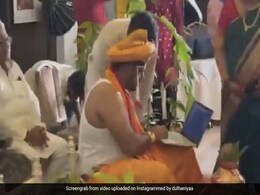 VIDEO: शादी के मंडप में वर्क फ्रॉम होम करता दिखा दूल्हा, हंस-हंसकर दुल्हन का हुआ बुरा हाल VIDEO: शादी के मंडप में वर्क फ्रॉम होम करता दिखा दूल्हा, हंस-हंसकर दुल्हन का हुआ बुरा हाल