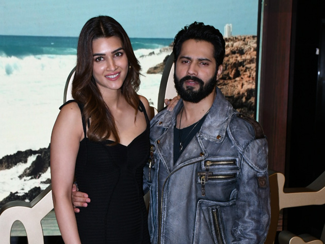 Kriti Sanon And Varun Dhawan At Trailer Announcement Of <i>Bhediya</i>
