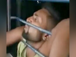 चलती ट्रेन में यात्रियों ने पकड़ा मोबाइल चोर, फिर खिड़की से बाहर लटका दिया - देखें VIDEO चलती ट्रेन में यात्रियों ने पकड़ा मोबाइल चोर, फिर खिड़की से बाहर लटका दिया - देखें VIDEO