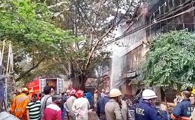 दिल्ली के चांदनी चौक मेट्रो स्टेशन के पास चार मंजिला इमारत में आग लगी