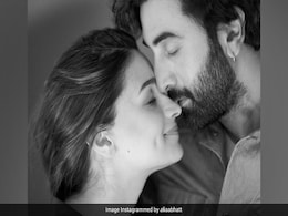 आलिया भट्ट ने शेयर की रणबीर कपूर साथ रोमांटिक तस्वीर, फैन्स बोले- जोड़ी हो तो ऐसी... आलिया भट्ट ने शेयर की रणबीर कपूर साथ रोमांटिक तस्वीर, फैन्स बोले- जोड़ी हो तो ऐसी...