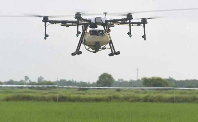 यूपी के किसान बनेंगे 'स्मार्ट', ड्रोन से खाद और कीटनाशक का करेंगे छिड़काव