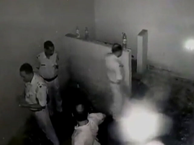 Video : बिहार के पुलिस अधिकारी ने 5 जूनियर्स को लॉकअप में डाला, फूटा गुस्‍सा