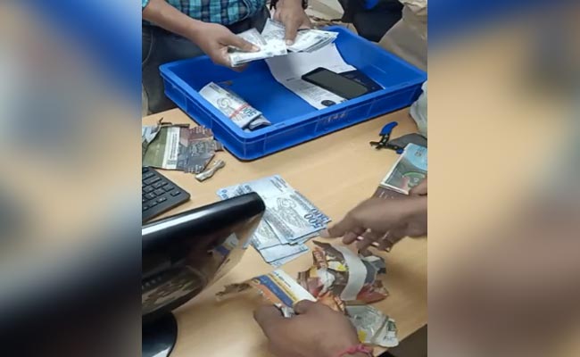 Saudi Riyals Worth 54 Lakhs Hidden In Bag Caught At Delhi Airport